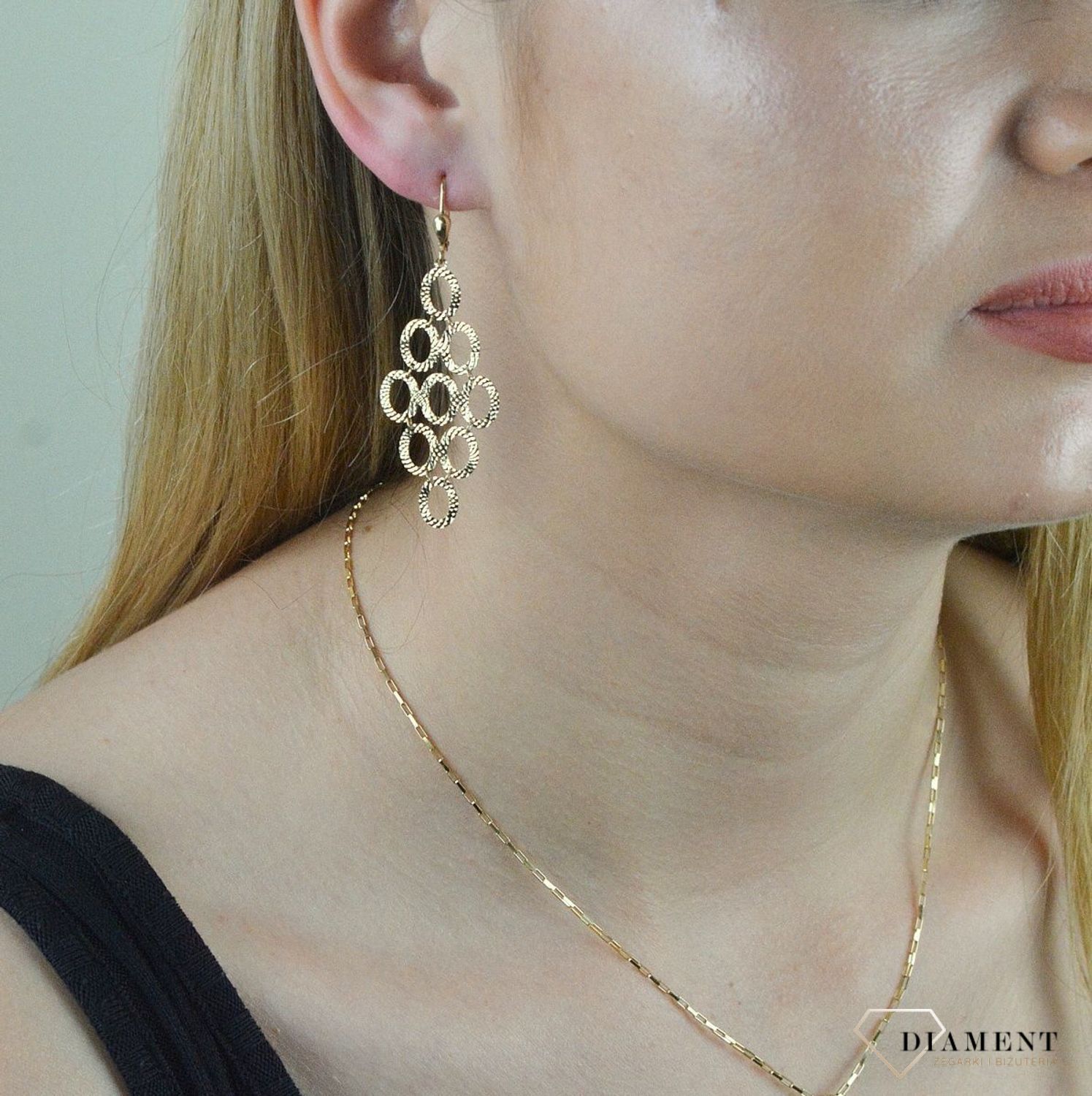 Złote kolczyki Diament 333 wiszące grawerowane owalne elementy.jpg